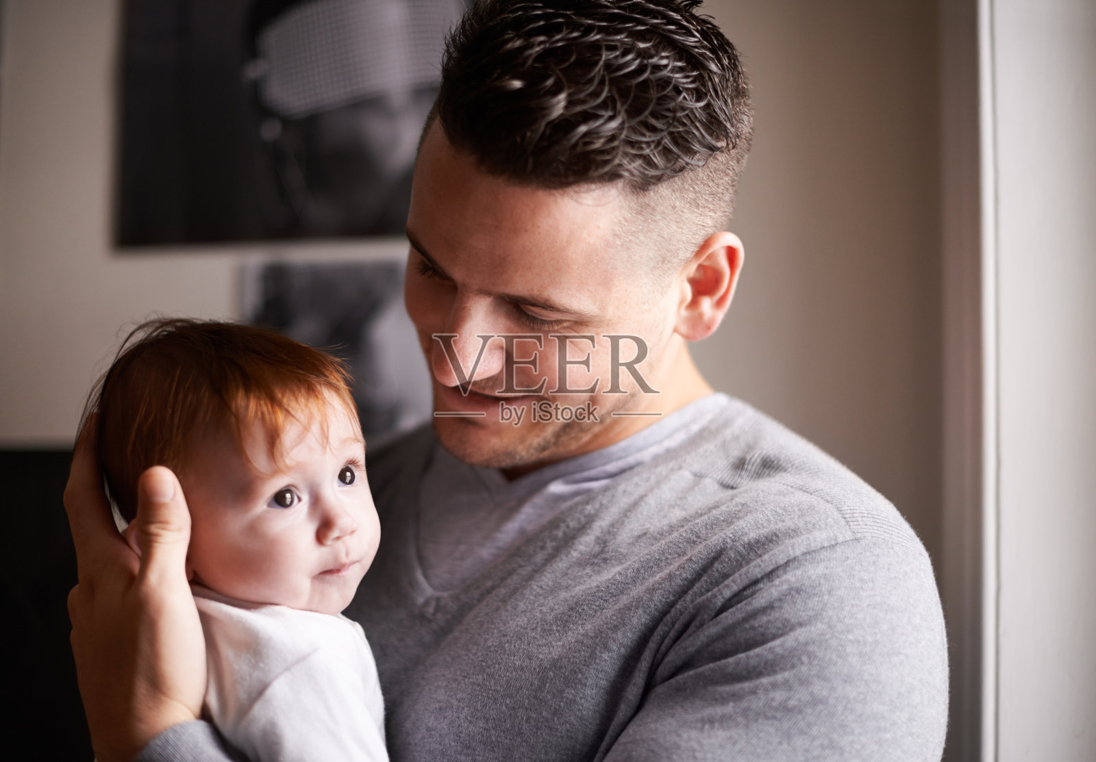 在爸爸的怀里很安全照片摄影图片