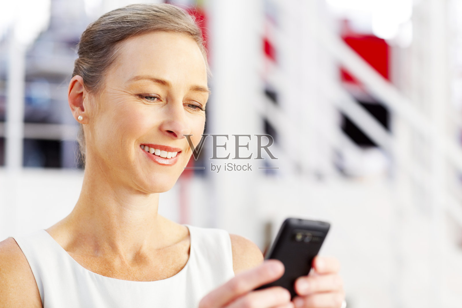 使用手机的女商人照片摄影图片