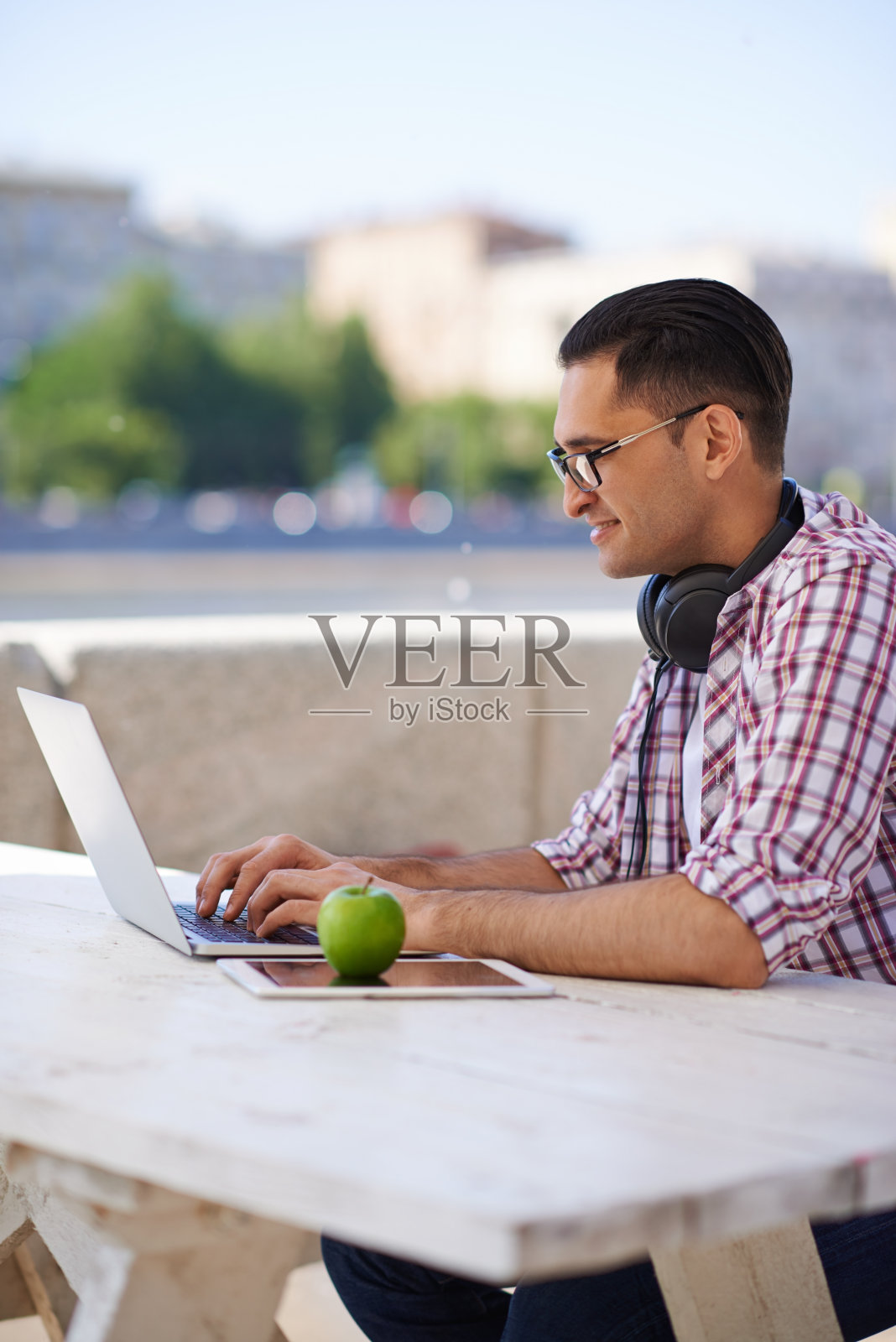 他是个电脑天才照片摄影图片