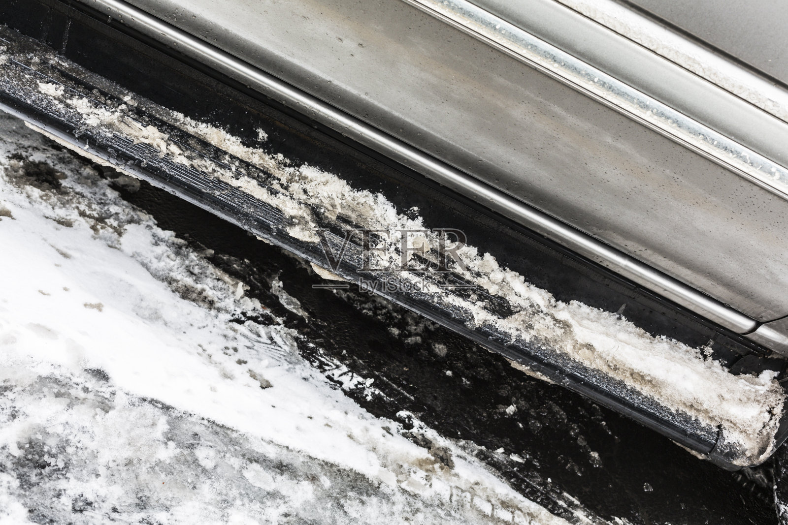 雪泥泞滑的冬季汽车运行板照片摄影图片