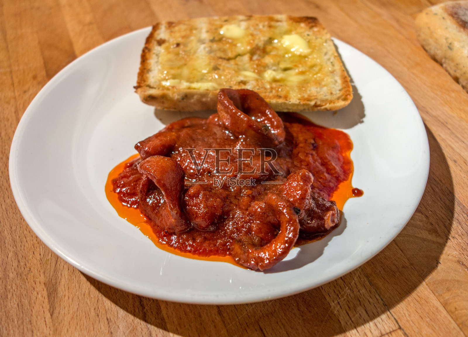 番茄酒炖意大利章鱼照片摄影图片