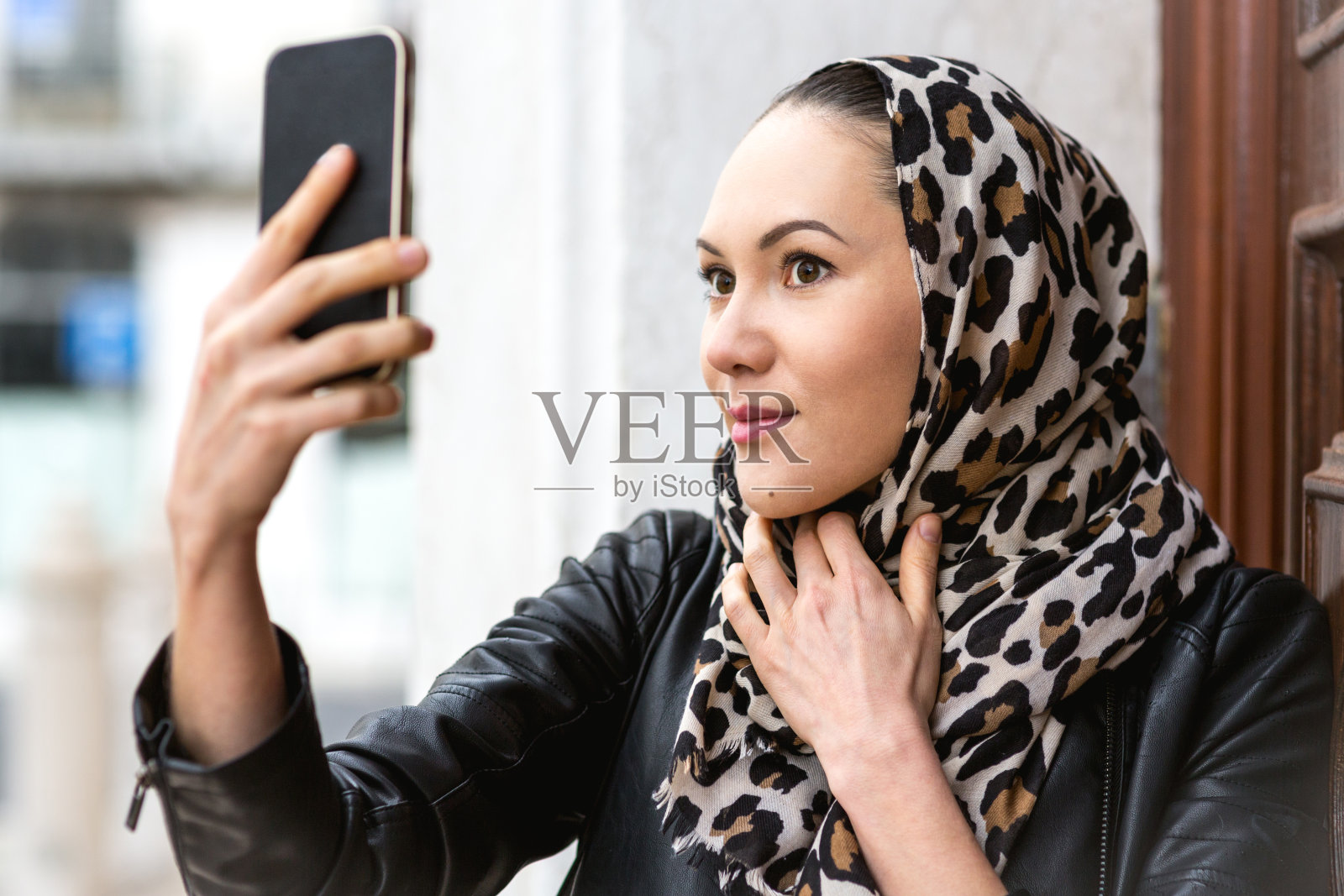 现实生活中的年轻美女，她在自拍照片摄影图片