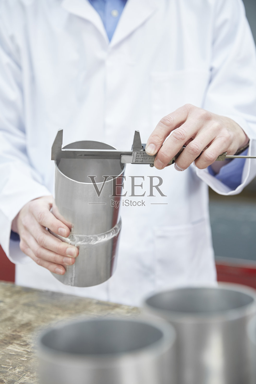 检验员检查金属制品照片摄影图片