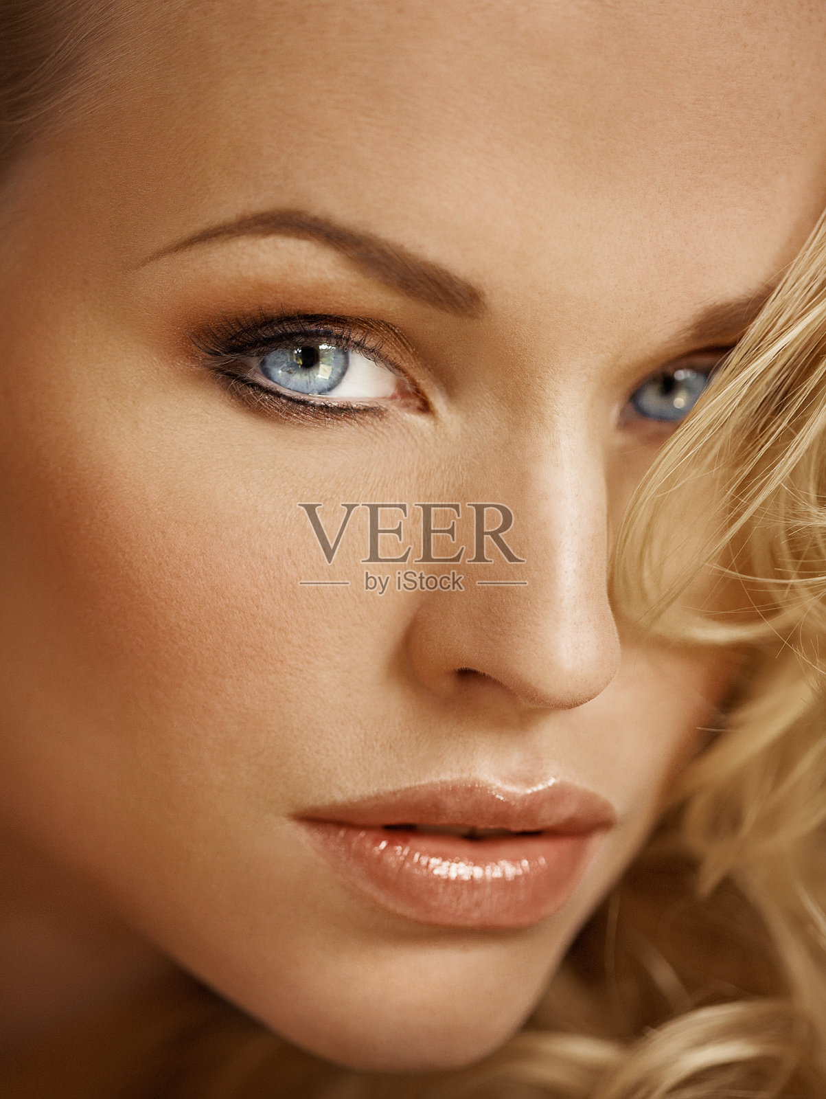 晒黑的女人照片摄影图片