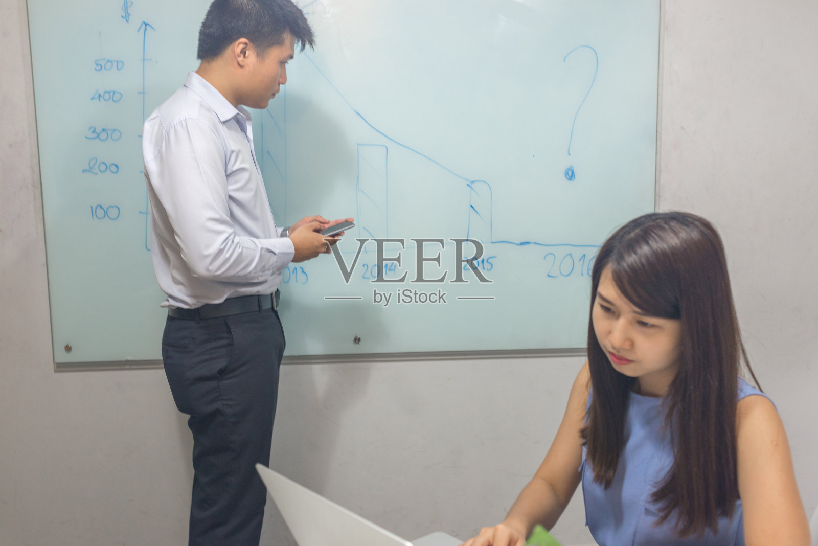 销售团队努力解决销售下降的问题照片摄影图片