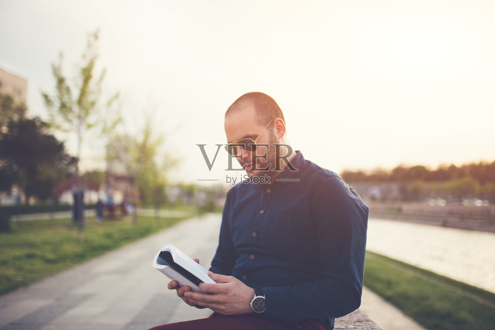 在码头上看书照片摄影图片