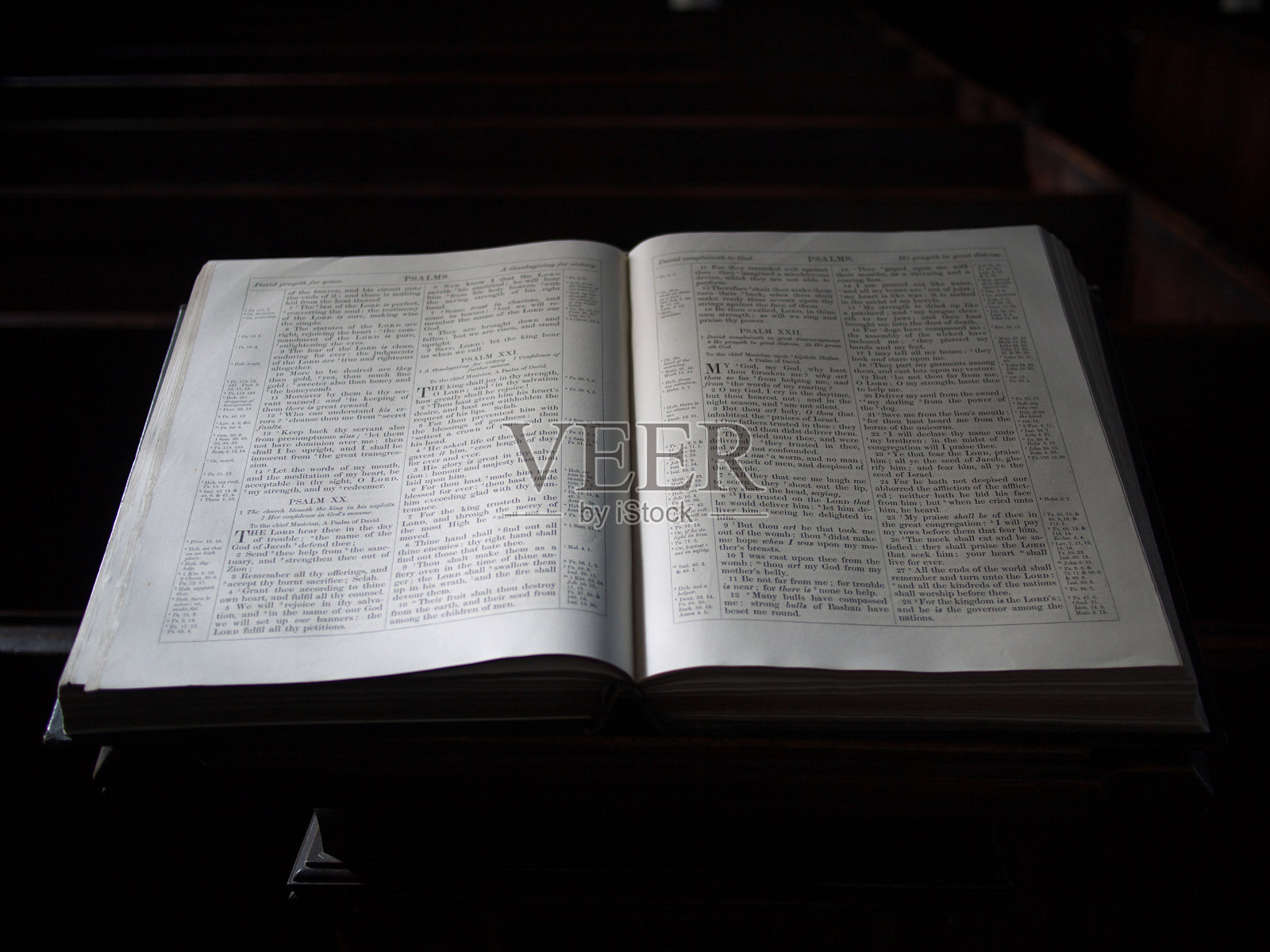 旧阳光照射的圣经照片摄影图片