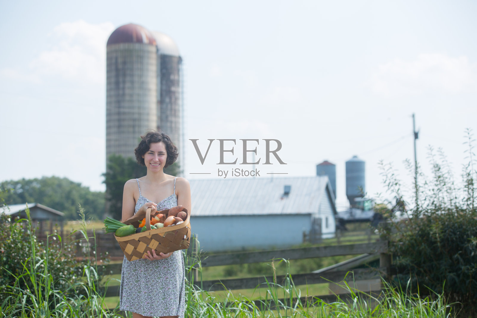 拿着一篮蔬菜的年轻女子照片摄影图片