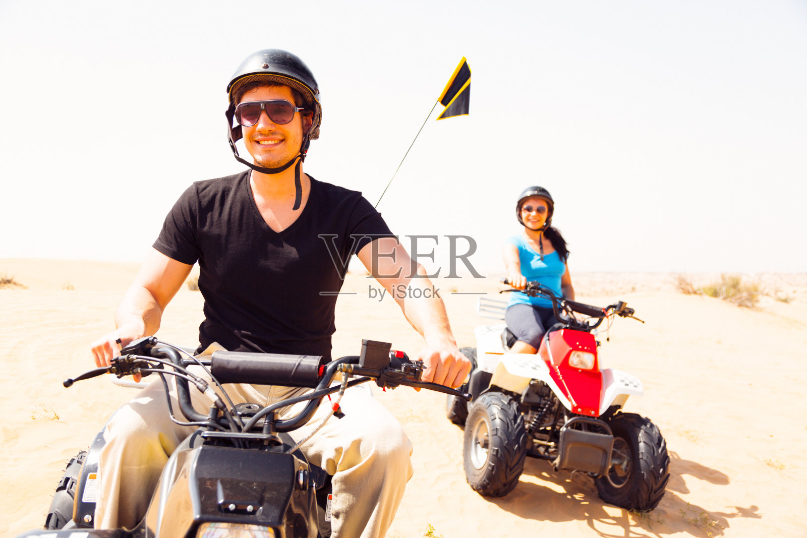 游客骑四轮摩托车照片摄影图片