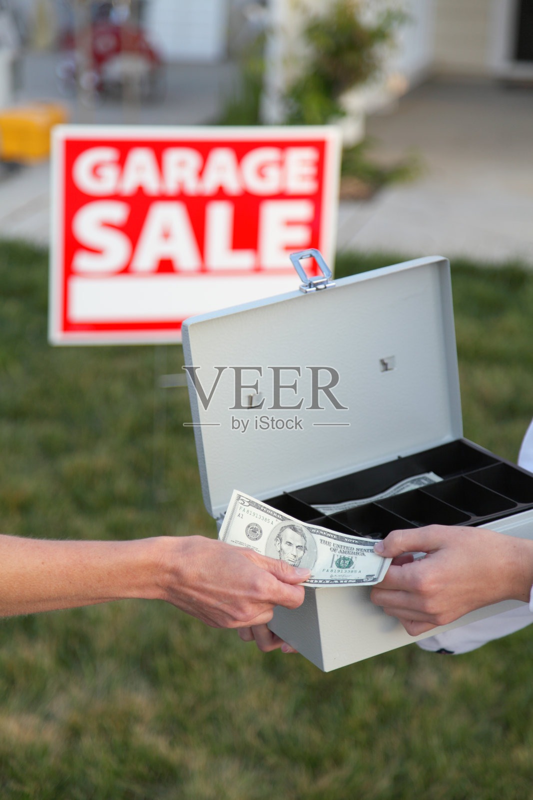 现场旧货出售现金照片摄影图片