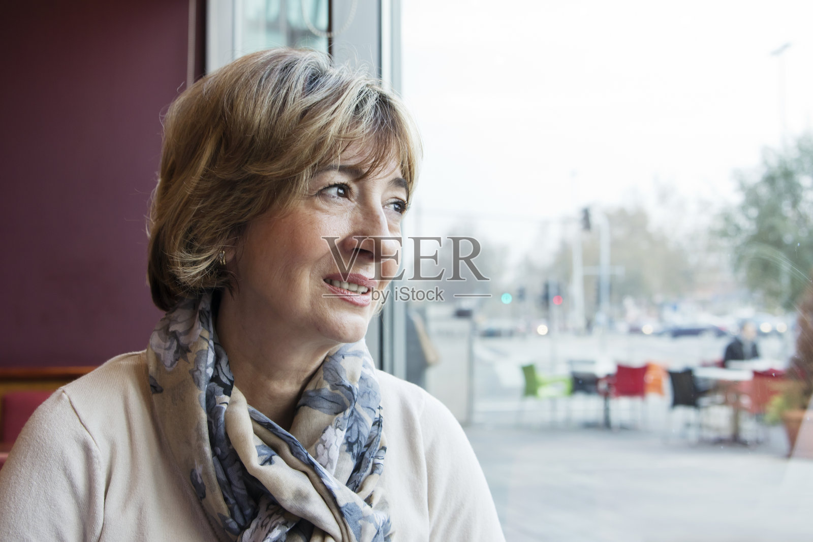 透过窗户看照片摄影图片