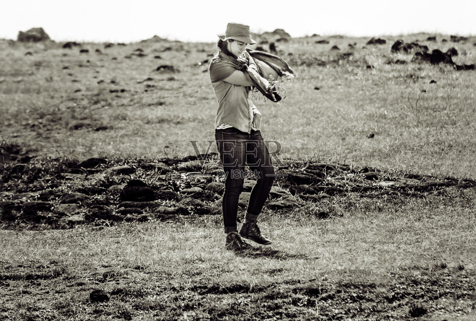 走在风之地上的女人照片摄影图片