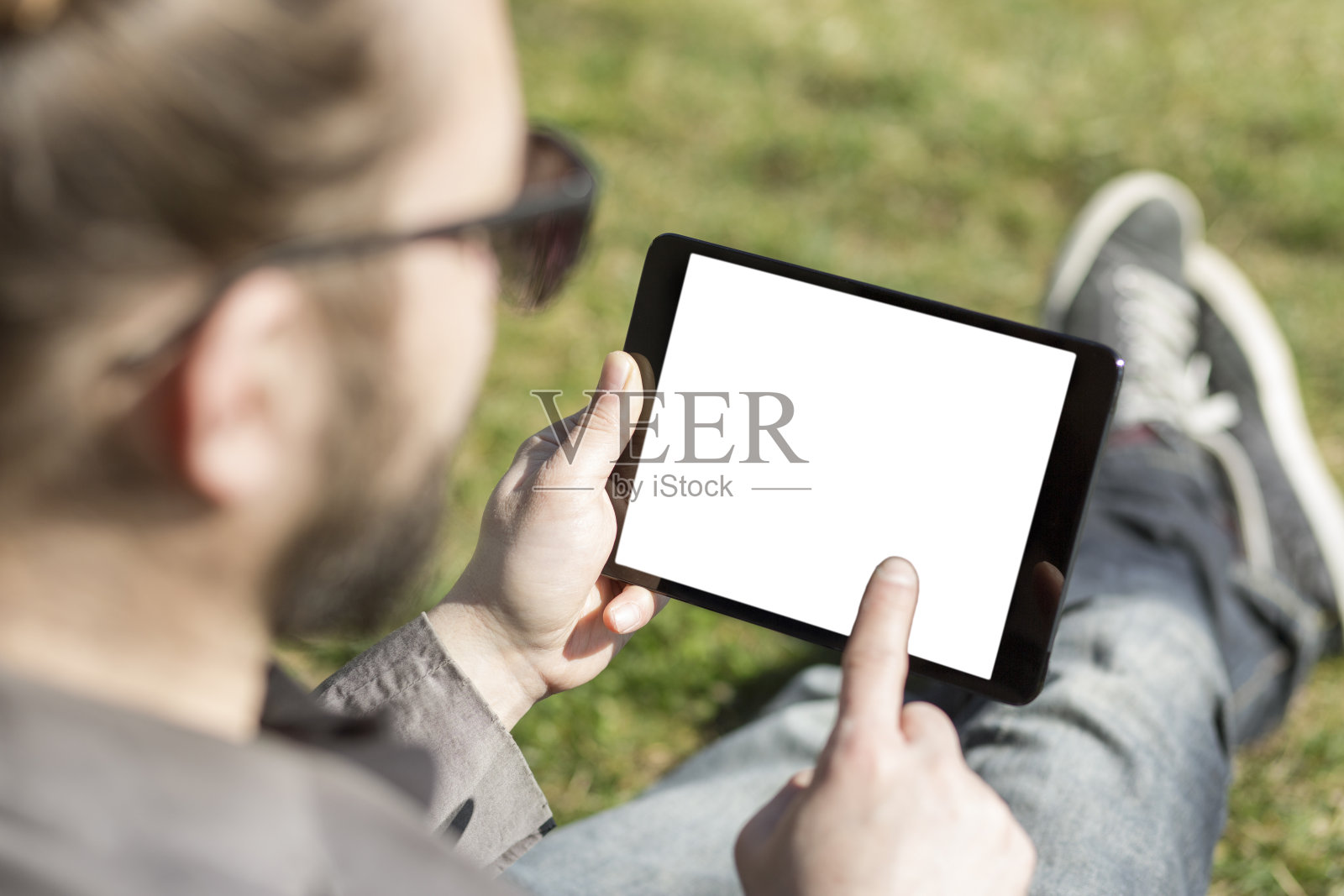 一个从事数字平板电脑的年轻人照片摄影图片