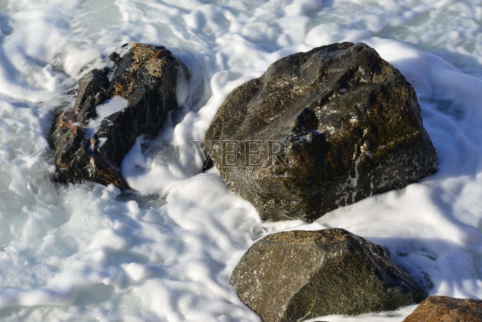 英国泽西岛的海浪冲浪照片摄影图片