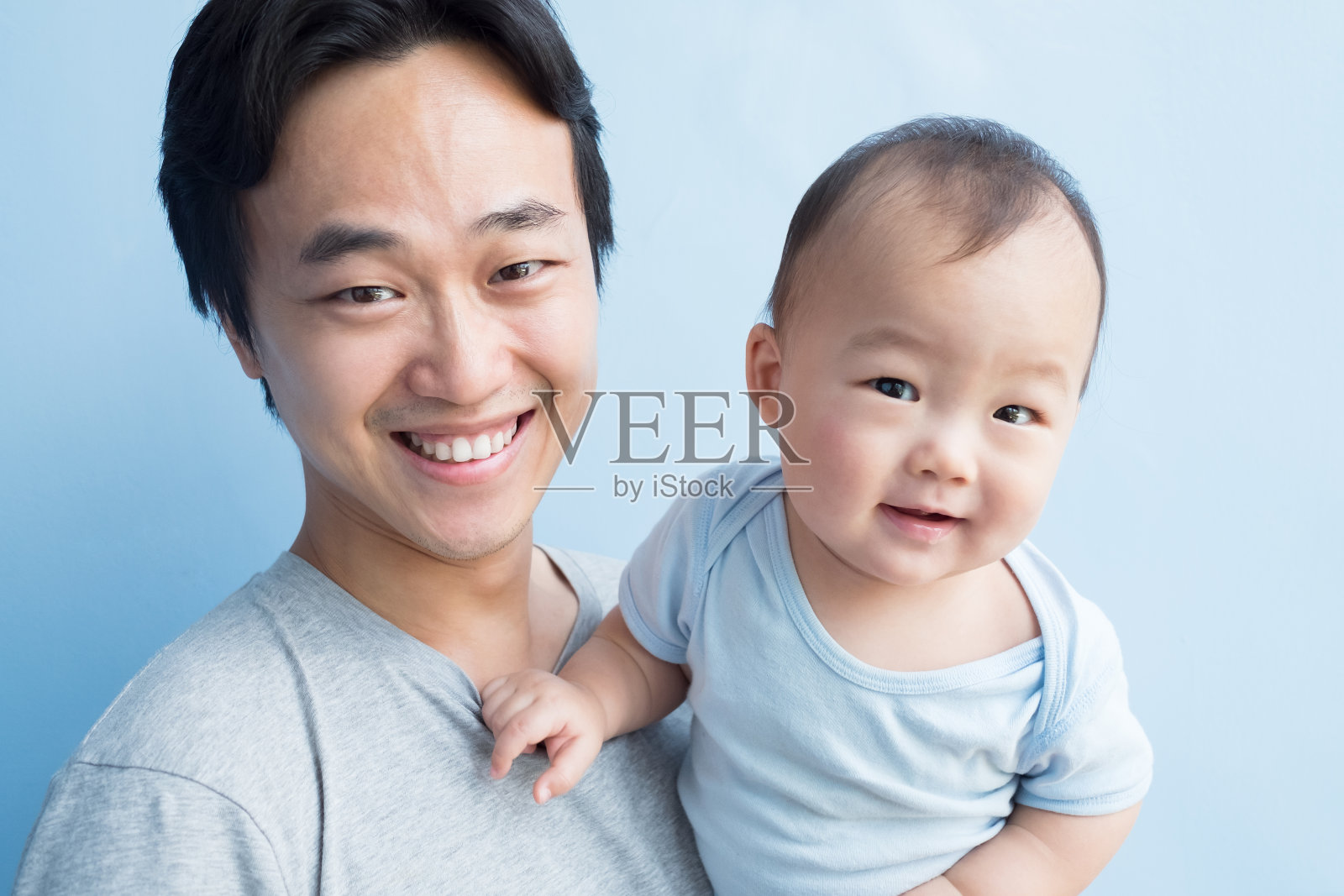 更远的抱着宝宝开心的笑照片摄影图片