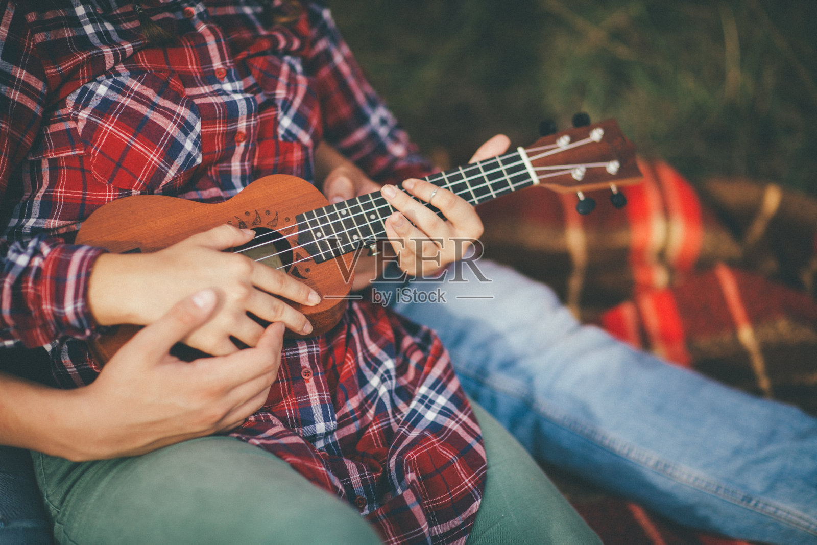 一对浪漫的夫妇弹奏着尤克里里照片摄影图片