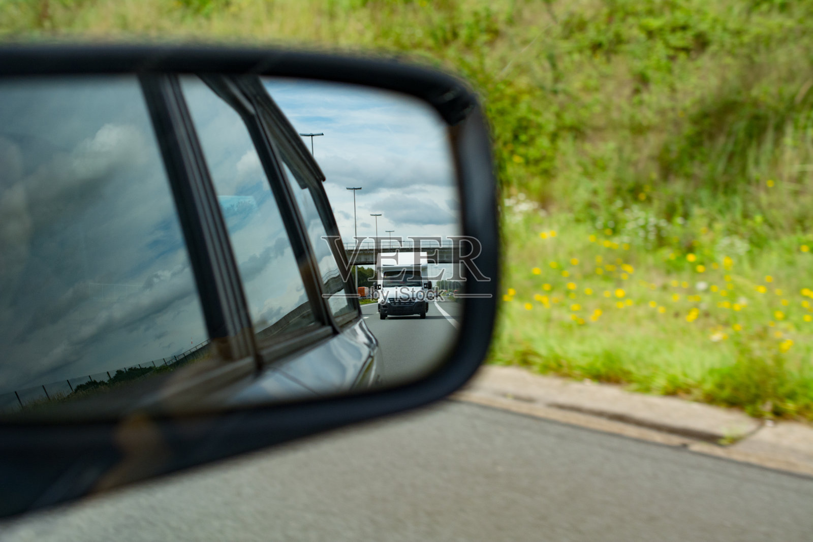 后视镜里的露营者照片摄影图片