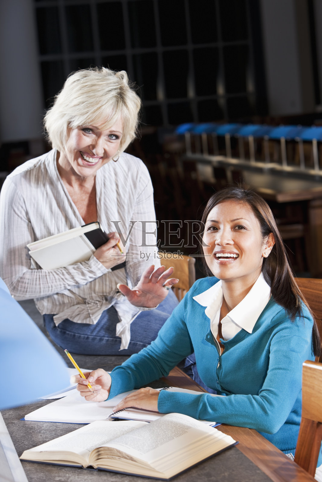 成人学生在图书馆学习照片摄影图片