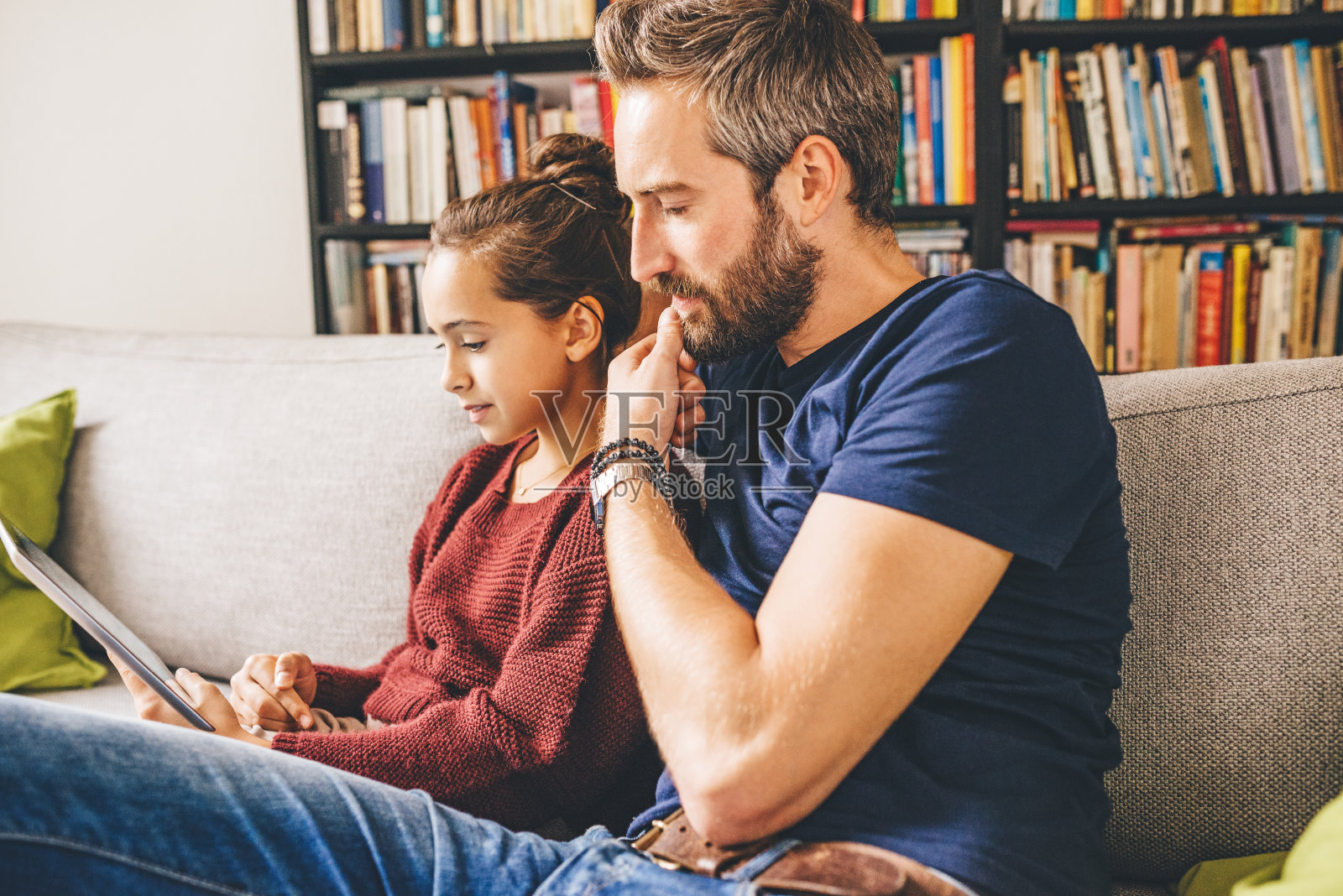 大胡子父亲和女儿在用平板电脑照片摄影图片