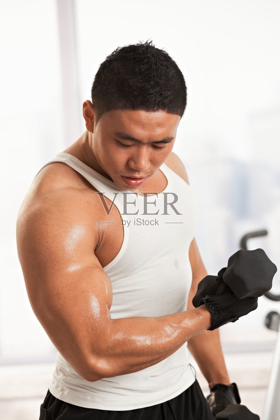 肌肉发达的亚洲男人在健身房锻炼照片摄影图片