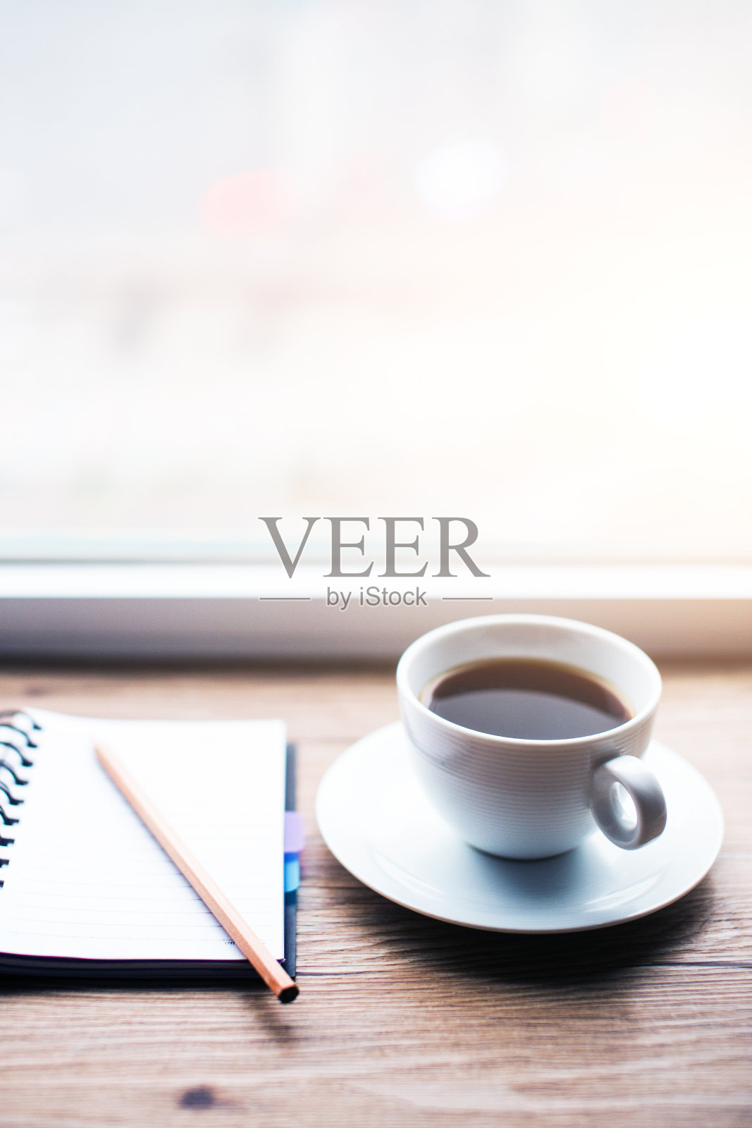 有笔记本和咖啡的办公桌照片摄影图片