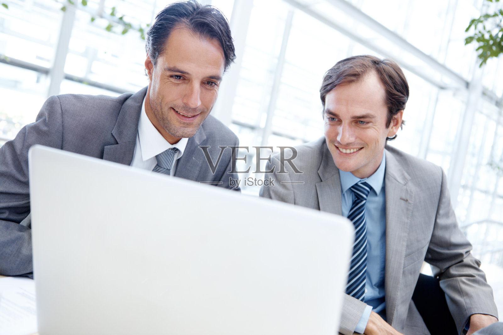 评价他们的优秀工作照片摄影图片