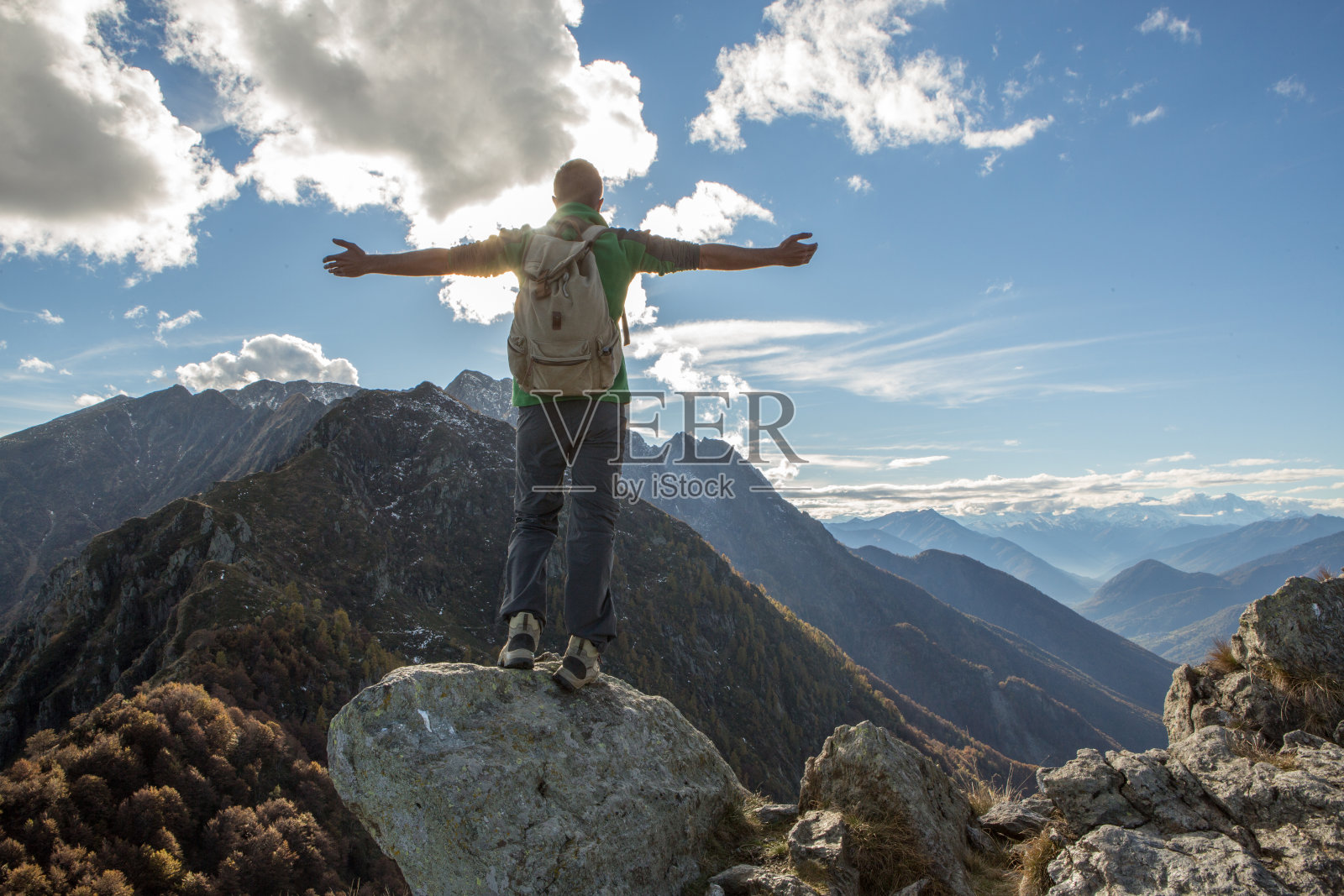徒步者在山顶庆祝成功照片摄影图片