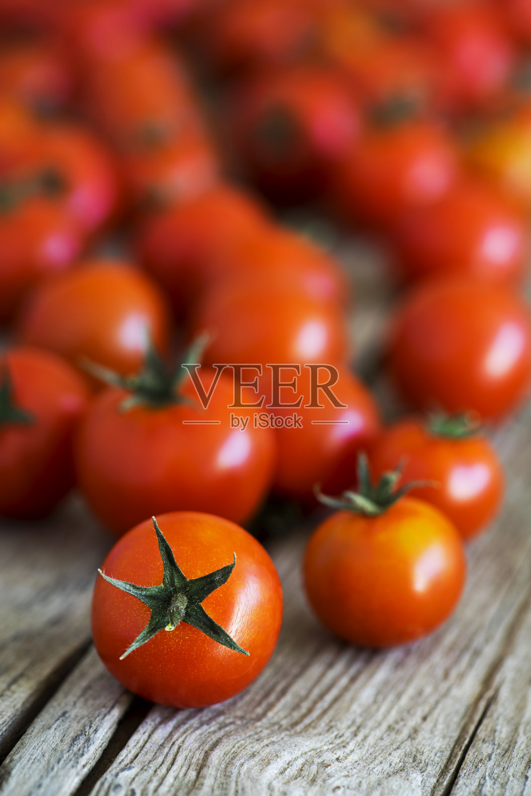 在一张旧木桌上卖新鲜的西红柿。照片摄影图片