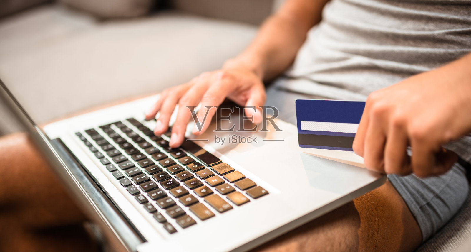 人们在冲浪，在网上买东西照片摄影图片