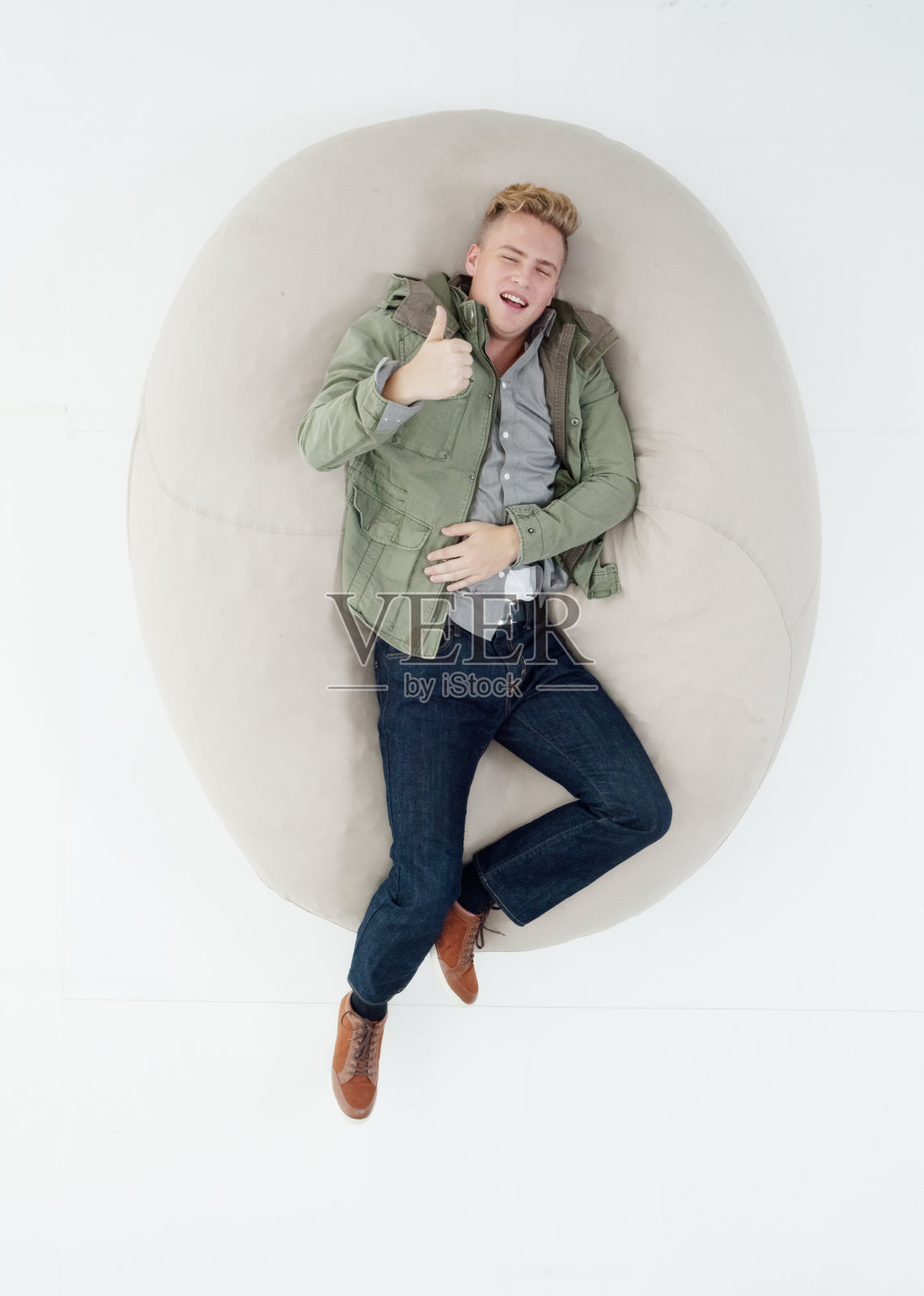 以上男人竖起大拇指的观点照片摄影图片