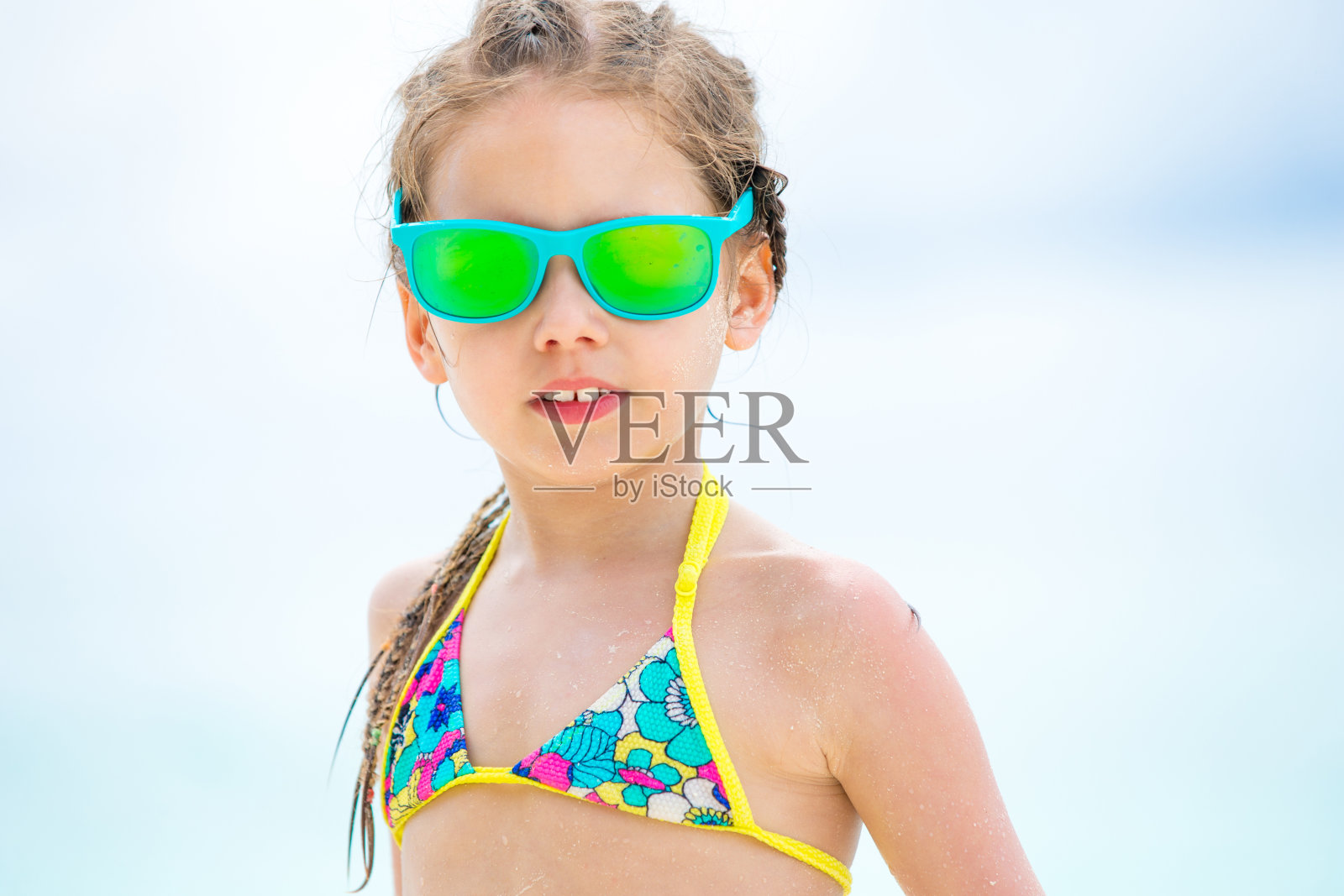 小女孩在沙滩上享受阳光照片摄影图片