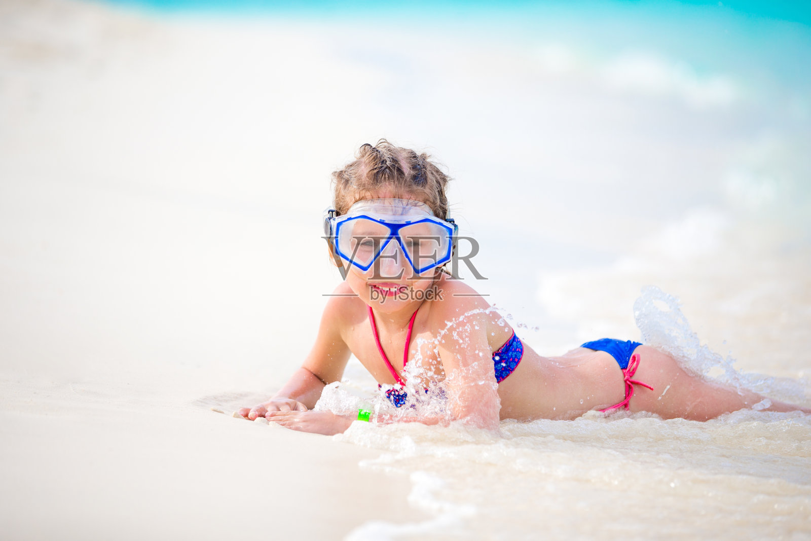 顽皮的小女孩享受在马尔代夫的贝克照片摄影图片