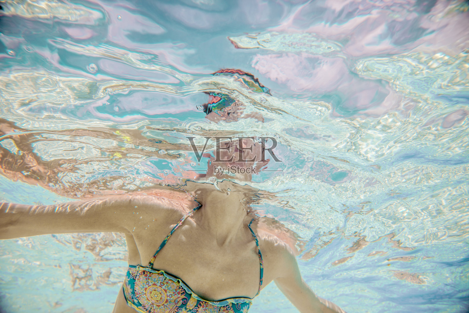 迷人的女人享受热带海滩上的阳光照片摄影图片