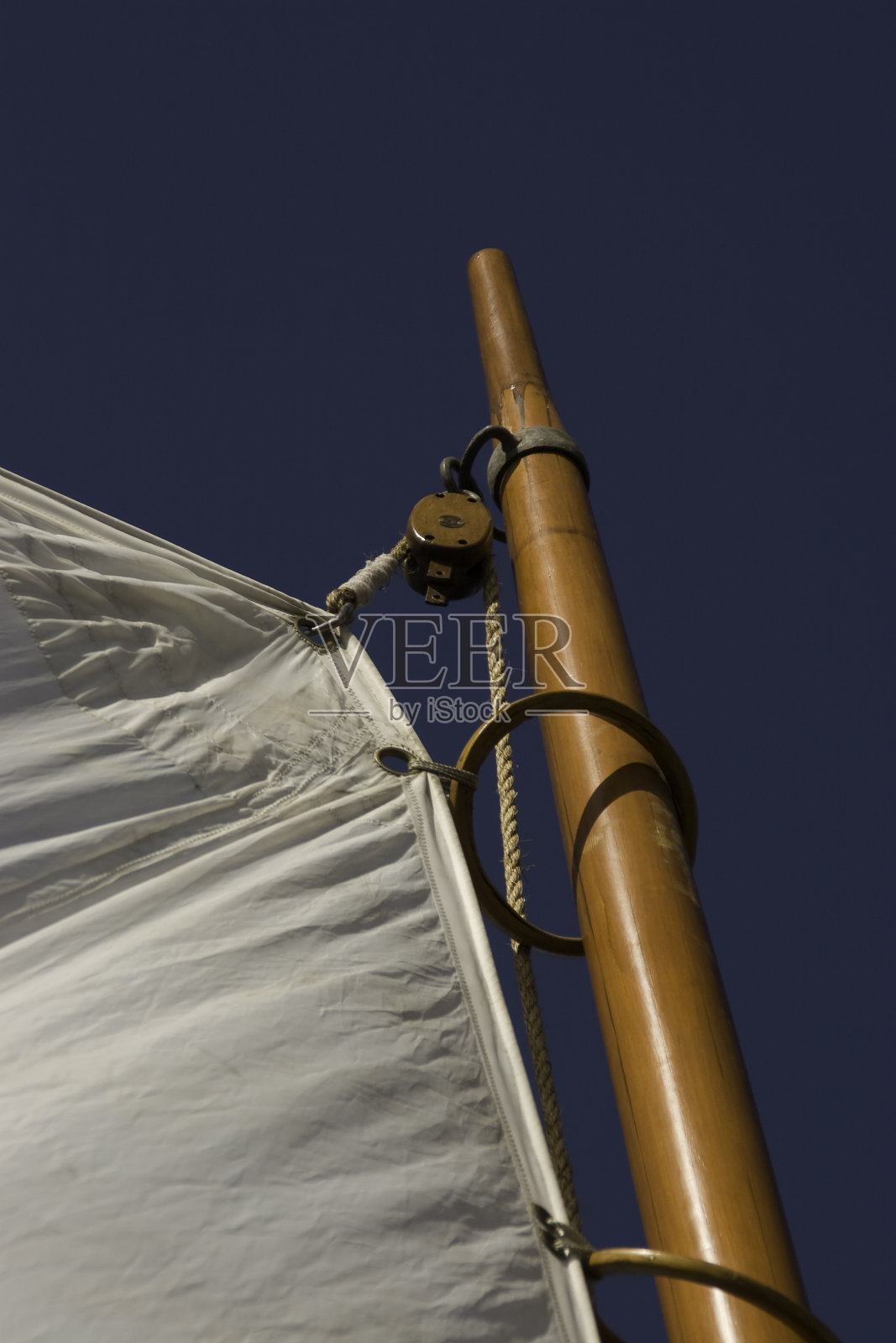 帆，桅杆和开阔的天空照片摄影图片