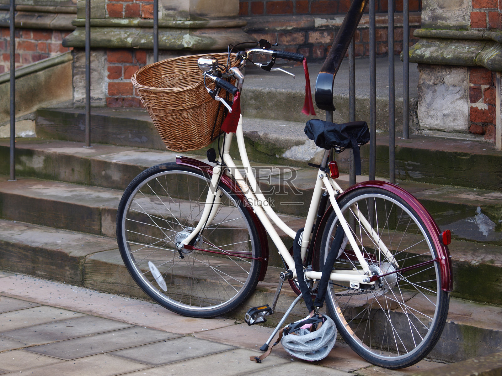 贝尔法斯特女王大学斜靠楼梯的自行车照片摄影图片
