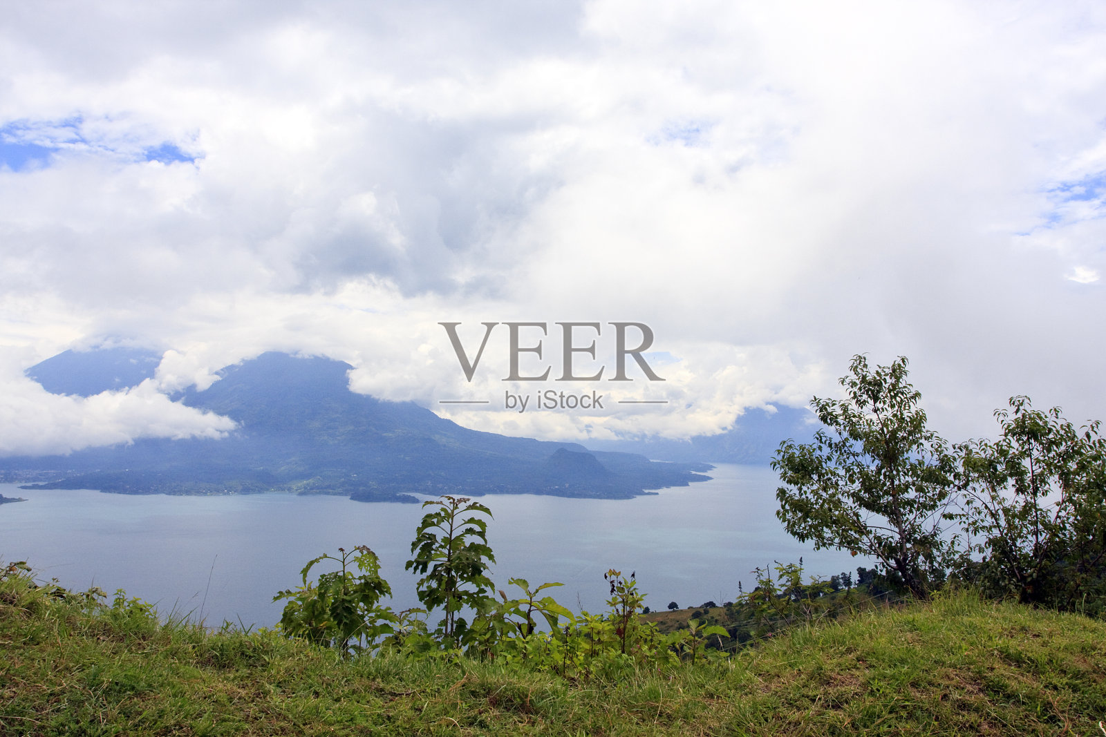 穿过云层的阿提特兰湖照片摄影图片