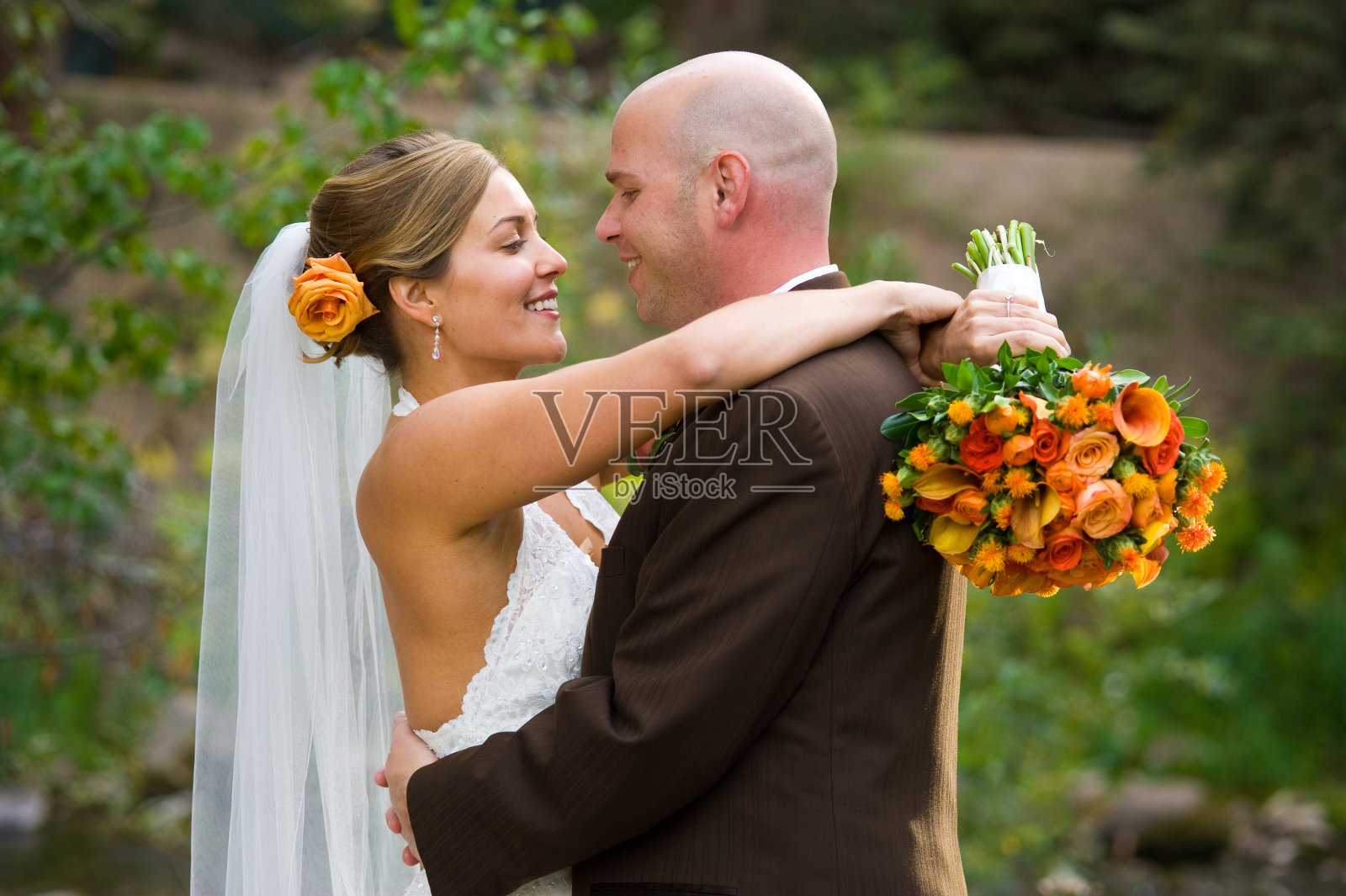 新郎和新娘在婚礼当天拥抱照片摄影图片