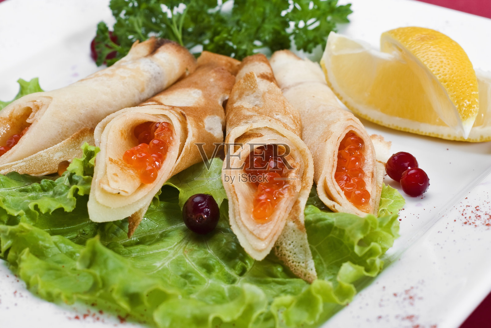 煎饼和鱼子酱照片摄影图片