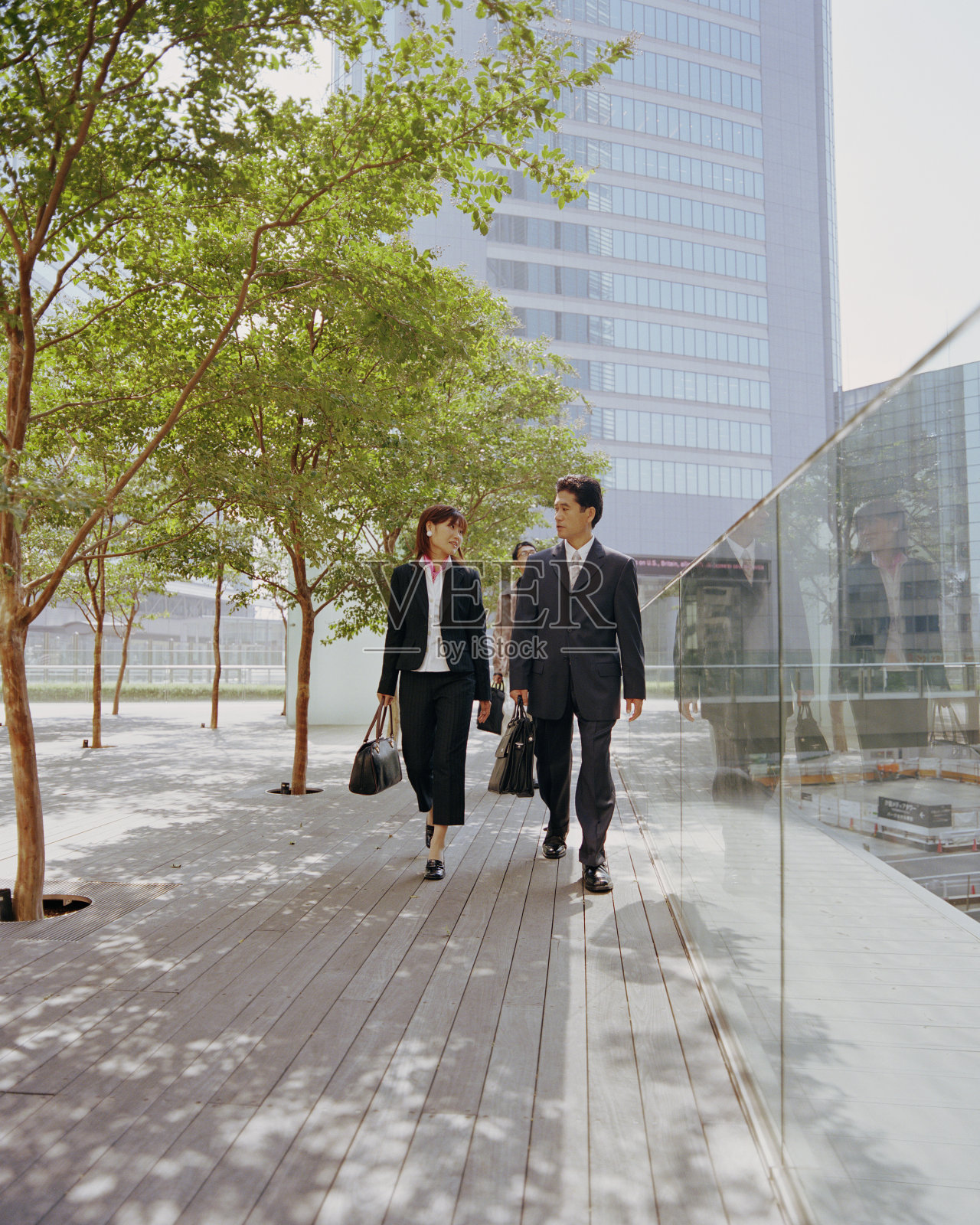 商人和女商人在散步，聊天照片摄影图片