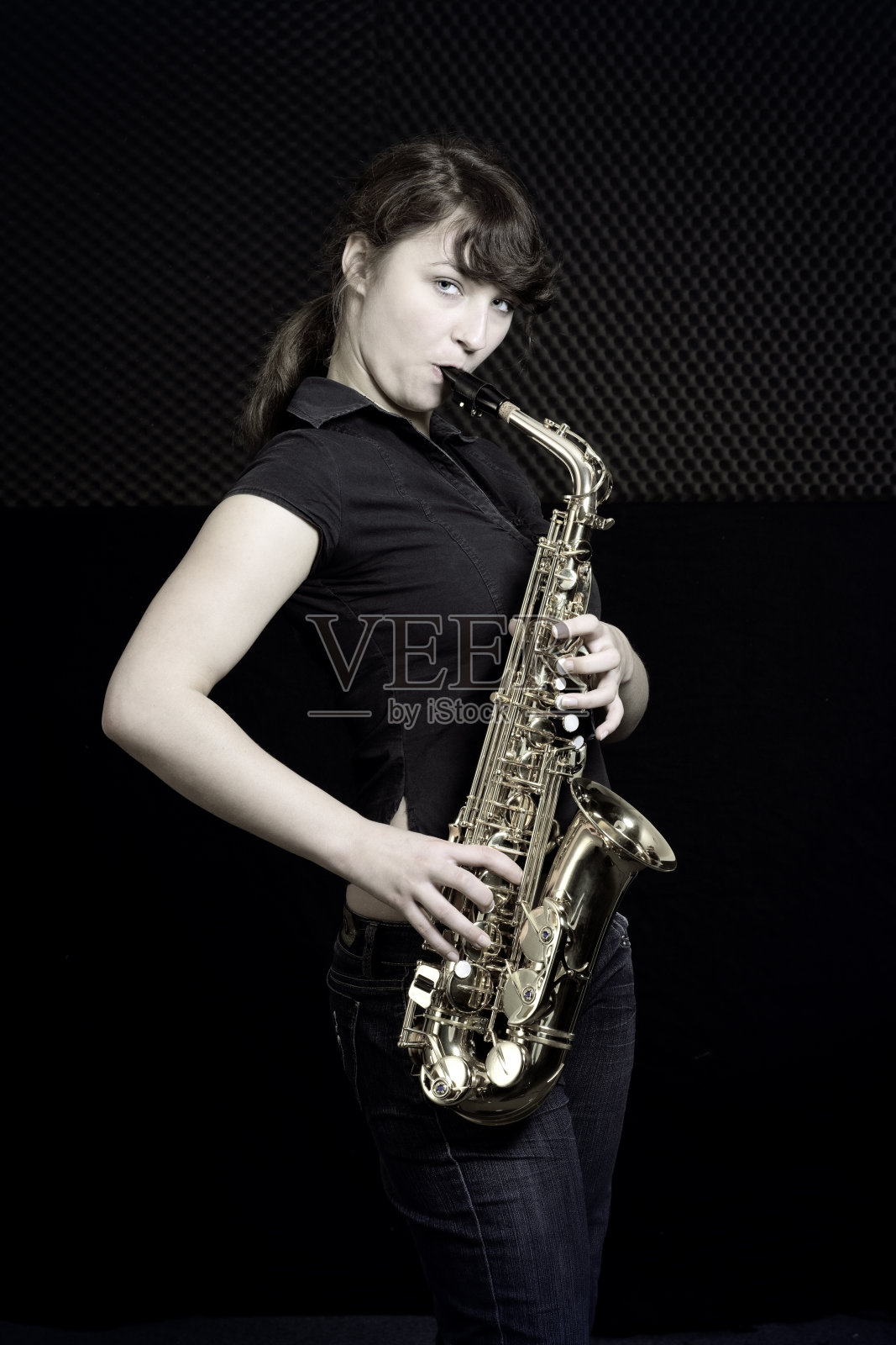 吹萨克斯的年轻女子照片摄影图片