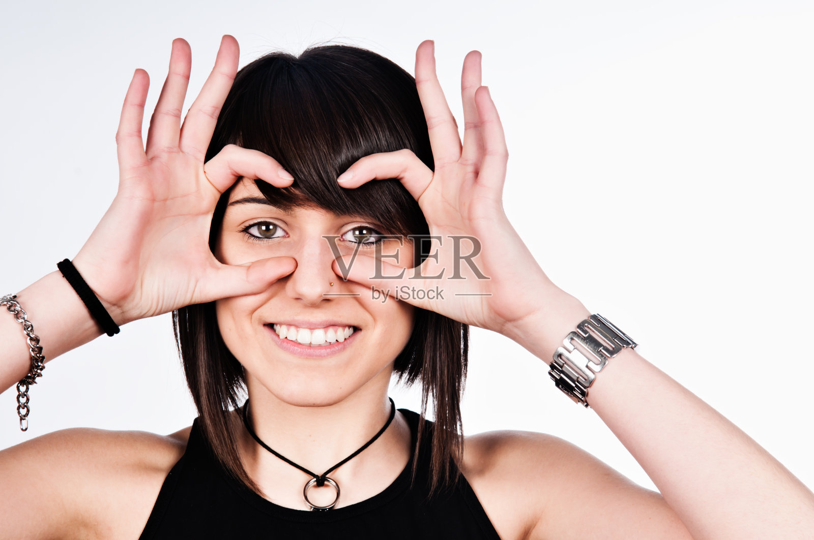 睁大眼睛的普通女人照片摄影图片