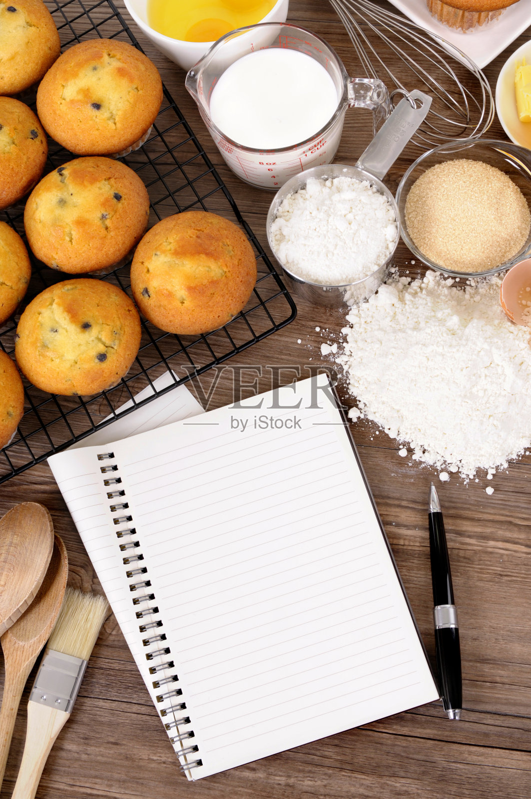 新鲜的松饼和空白的笔记本照片摄影图片