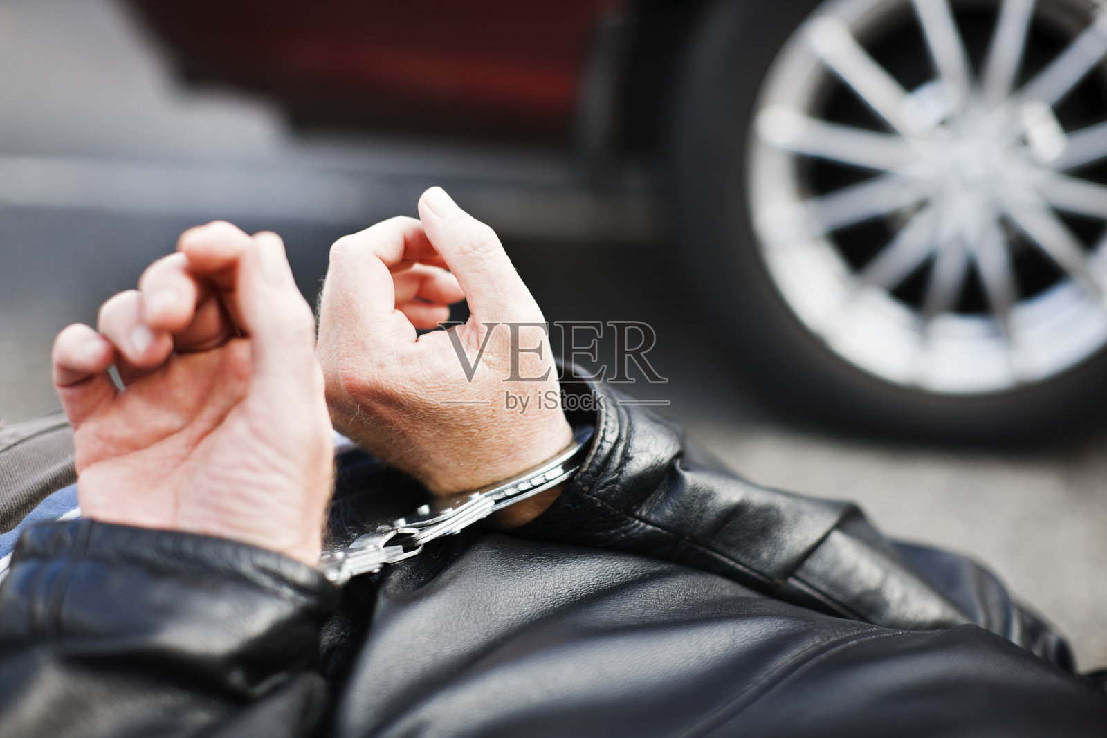 近距离观察躺在路上的罪犯的手铐照片摄影图片