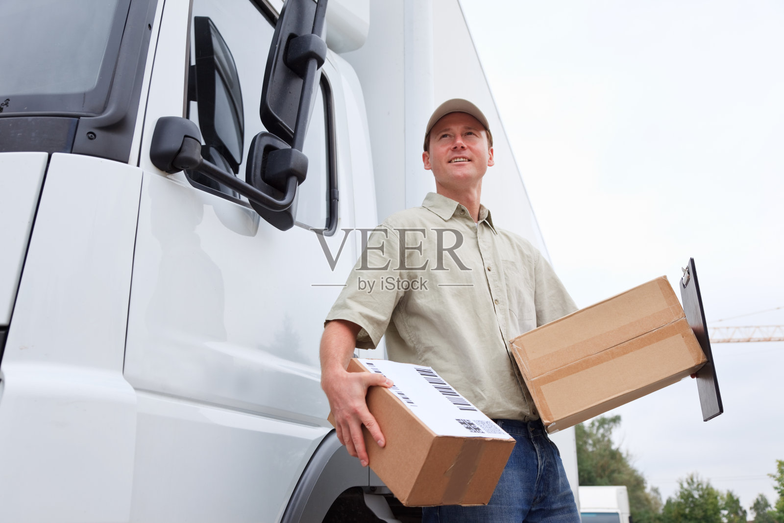 送货员站在卡车旁照片摄影图片