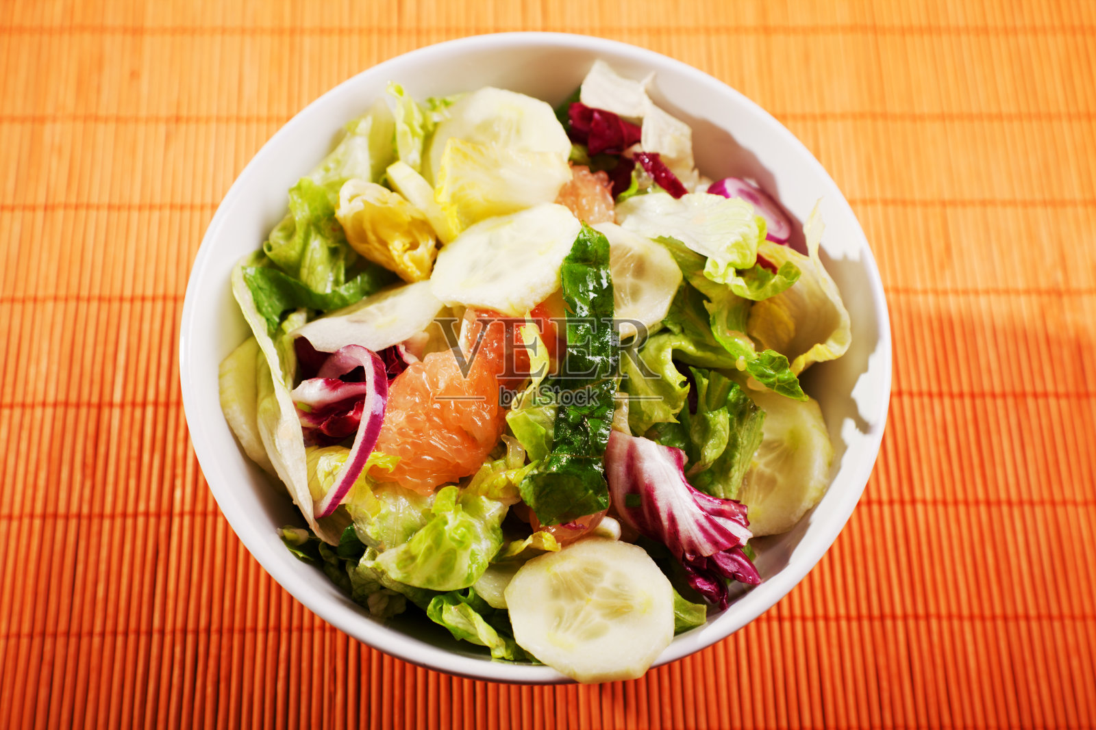 有莴苣、黄瓜和葡萄柚的沙拉照片摄影图片