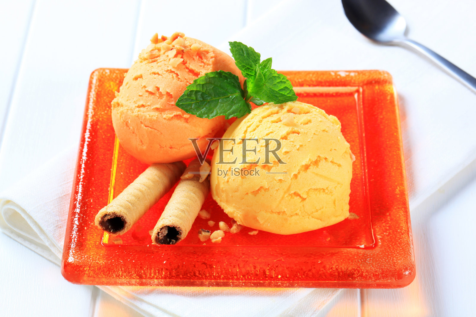 盘子里装着几勺混合冰淇淋照片摄影图片