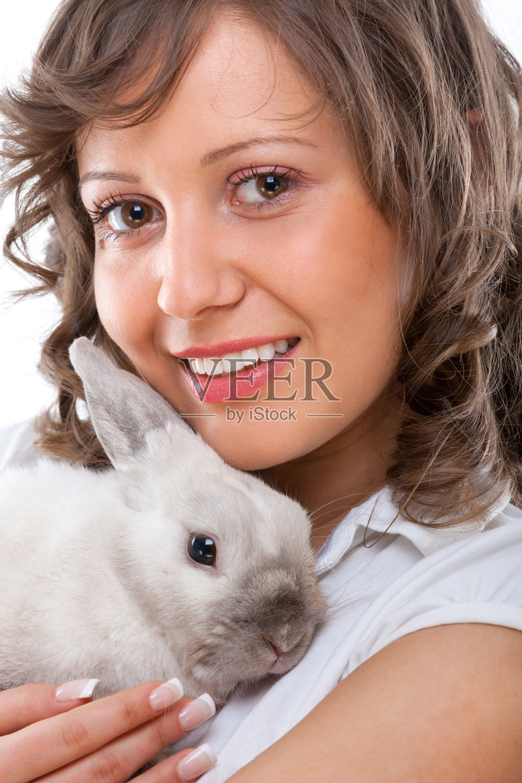 年轻女子亲吻兔子照片摄影图片