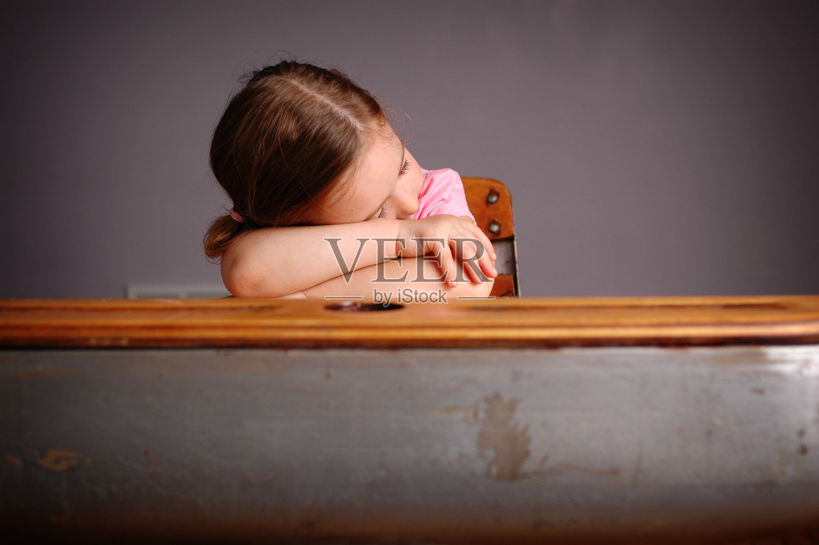 睡在学校照片摄影图片