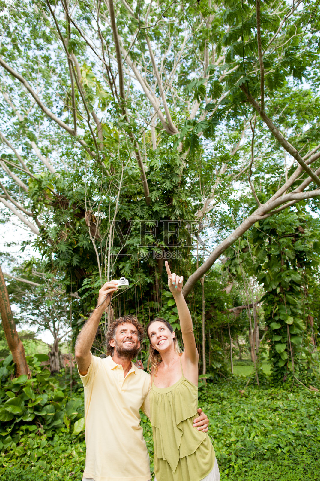 快乐的游客夫妇探索自然照片摄影图片