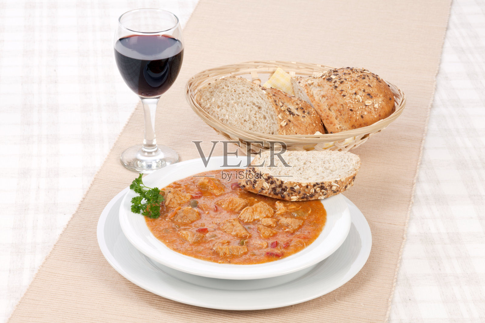 炖牛肉配面包和酒照片摄影图片